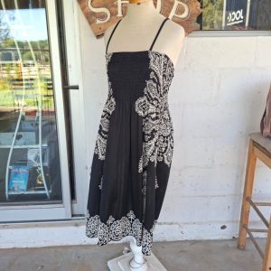 Black and White Flowy Dress | Medium